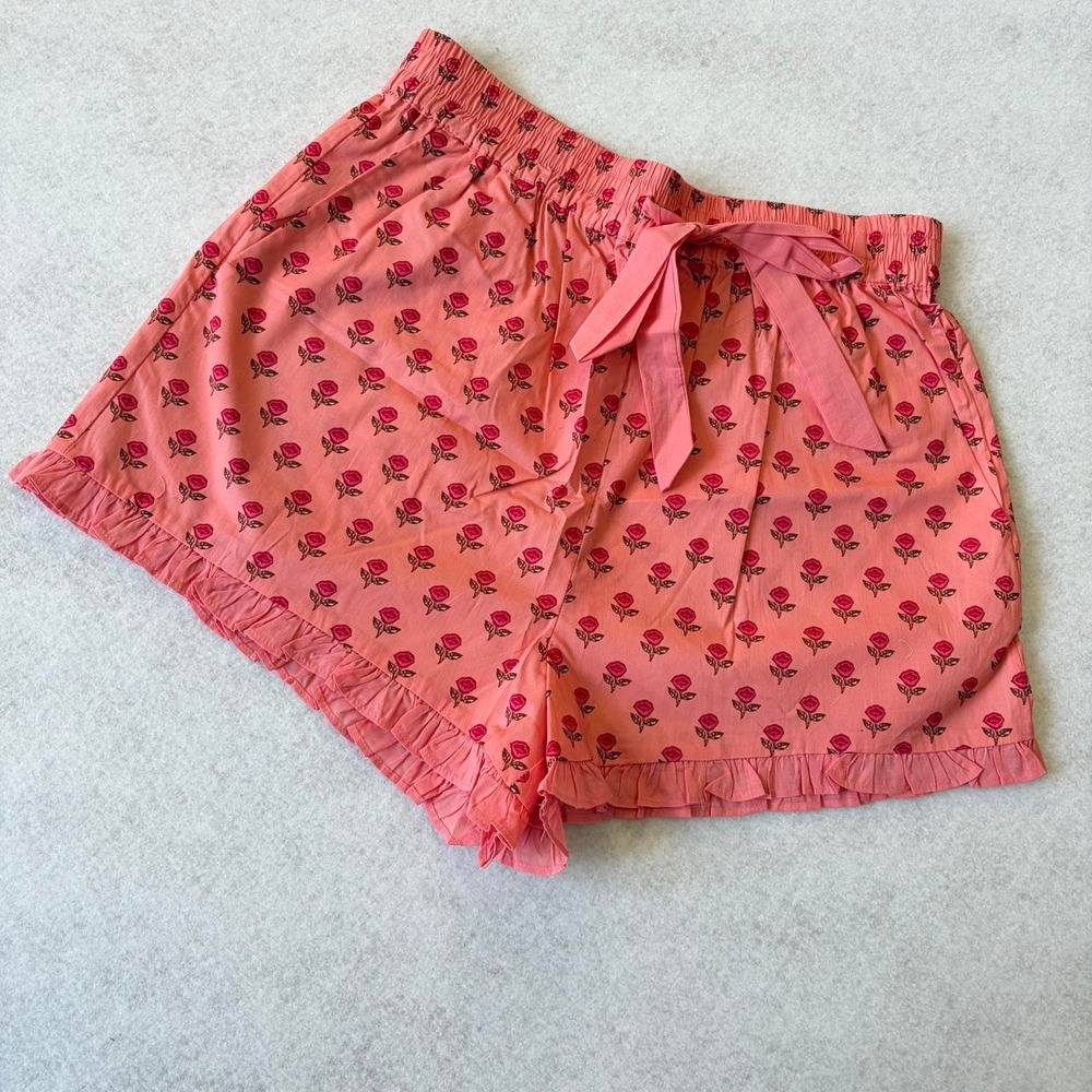 NWT - Vestique Coral Boutique Shorts Size M